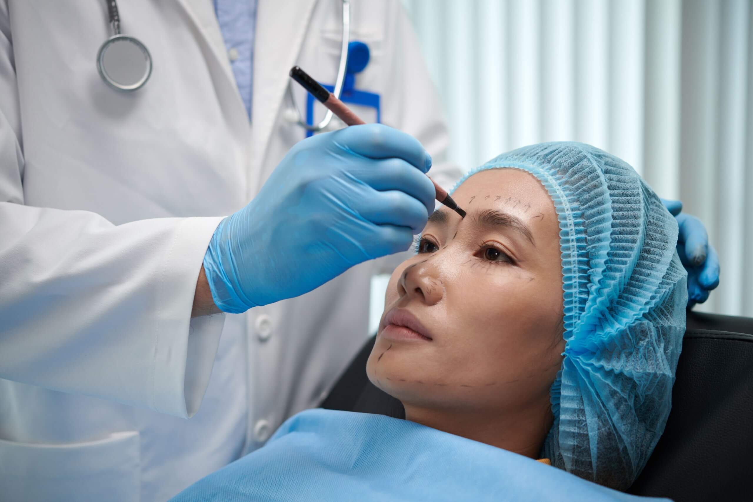 woman-preparing-for-a-medical-procedure-indoors-2026-03-18-14-56-49-utc Blefaroplastia en Ecuador: rejuvenece tu mirada con el Dr. Salamea